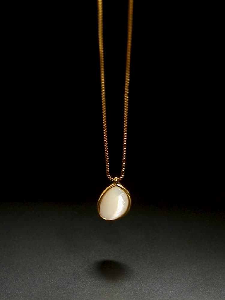 Luna Shell Pendant Necklace